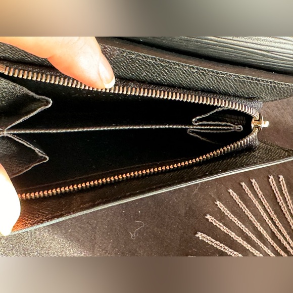 Louis Vuitton Epi Bifold Wallet, Portefeuille Koala Leather Noir, Mint Condition - Picture 8 of 13